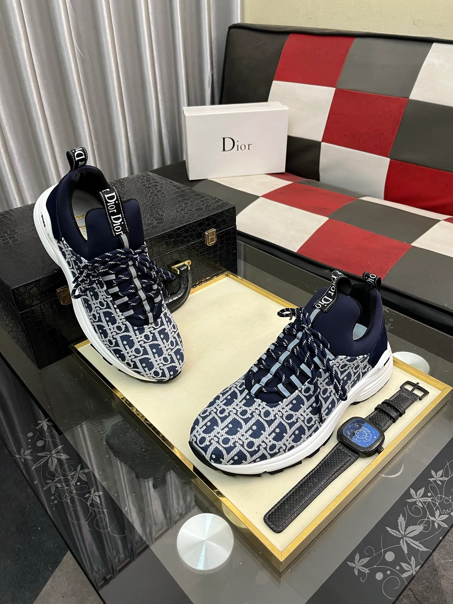 Men's Men's Shoes💰440⌚️⌚️ Dior's casual and sporty style combines the elements of dad's bag-soled shoes, successfully breaking through the dad shoe style that has been on the streets in recent years, and becoming a beautiful landscape in luxury goods. The fabric is high mercerized with breathable mesh, and the mesh on both sides of the shoe is made of three layers of composite technology. The bottom process uses package molding fabrics: imported high mercerized 🐂 cowhide stitching with original customized D-shaped mesh code number: 38-443️⃣Colors available